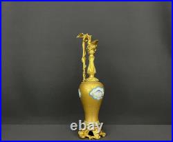 Aiguière en Porcelaine Chinoise et Bronze Doré, XIXe Siècle Aiguière en Porcelaine Chinoise et Bronze Doré, XIXe Siècle