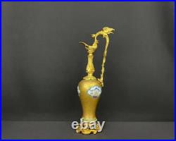 Aiguière en Porcelaine Chinoise et Bronze Doré, XIXe Siècle Aiguière en Porcelaine Chinoise et Bronze Doré, XIXe Siècle