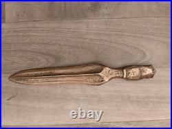 Ancien coupe-papier en bronze XIXe siècle Manche décor femme médiévale
