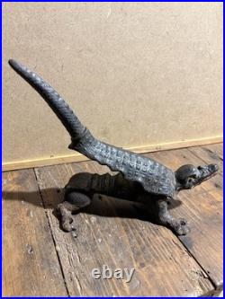 Ancien mâche-bouchon en fonte animal stylisé fin XIXe siècle