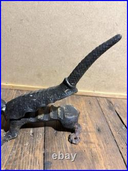 Ancien mâche-bouchon en fonte animal stylisé fin XIXe siècle