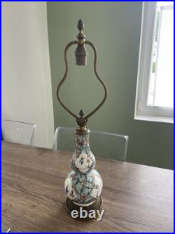 Ancien pied de lampe en porcelaine de Chantilly monture bronze XIX siècle