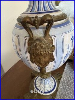 Ancien pied de lampe en porcelaine de Chantilly monture bronze XIX siècle