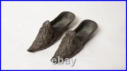 Ancienne Paire miniature de chaussures mules en bronze décorées XIX-XXe siècle