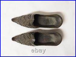 Ancienne Paire miniature de chaussures mules en bronze décorées XIX-XXe siècle