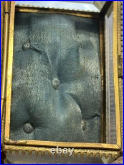Ancienne boîte en verre biseauté et bronze intérieur capitonné XIXe siècle