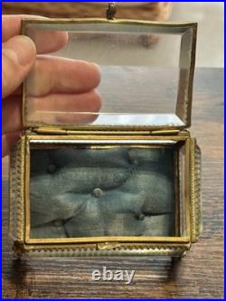 Ancienne boîte en verre biseauté et bronze intérieur capitonné XIXe siècle