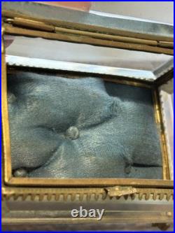 Ancienne boîte en verre biseauté et bronze intérieur capitonné XIXe siècle