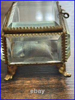 Ancienne boîte en verre biseauté et bronze intérieur capitonné XIXe siècle