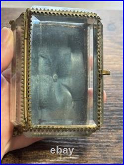 Ancienne boîte en verre biseauté et bronze intérieur capitonné XIXe siècle