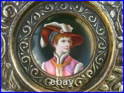 Assiette décorative ancienne Femme au chapeau en laiton en laiton XIXe siècle