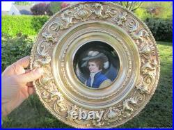 Assiette décorative ancienne Femme au chapeau en laiton en laiton XIXe siècle