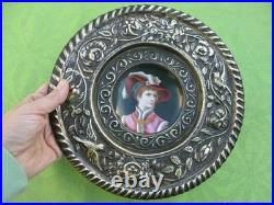 Assiette décorative ancienne Femme au chapeau en laiton en laiton XIXe siècle