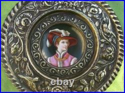 Assiette décorative ancienne Femme au chapeau en laiton en laiton XIXe siècle