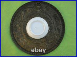 Assiette décorative ancienne Femme au chapeau en laiton en laiton XIXe siècle
