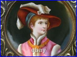Assiette décorative ancienne Femme au chapeau en laiton en laiton XIXe siècle