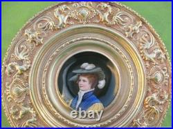 Assiette décorative ancienne Femme au chapeau en laiton en laiton XIXe siècle