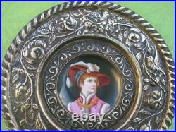 Assiette décorative ancienne Femme au chapeau en laiton en laiton XIXe siècle