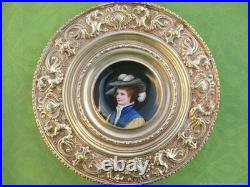 Assiette décorative ancienne Femme au chapeau en laiton en laiton XIXe siècle