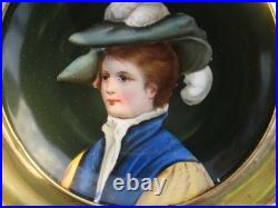 Assiette décorative ancienne Femme au chapeau en laiton en laiton XIXe siècle