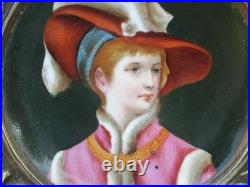 Assiette décorative ancienne Femme au chapeau en laiton en laiton XIXe siècle