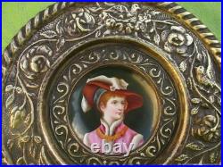 Assiette décorative ancienne Femme au chapeau en laiton en laiton XIXe siècle