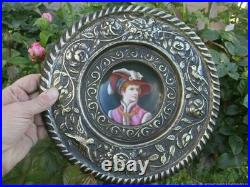 Assiette décorative ancienne Femme au chapeau en laiton en laiton XIXe siècle