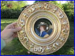 Assiette décorative ancienne Femme au chapeau en laiton en laiton XIXe siècle
