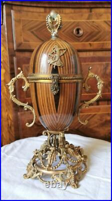 BOÎTE À PARFUMS EN FORME D'OEUF. BOIS ET BRONZE. FRANCE. XIXe SIÈCLE
