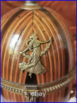 BOÎTE À PARFUMS EN FORME D'OEUF. BOIS ET BRONZE. FRANCE. XIXe SIÈCLE