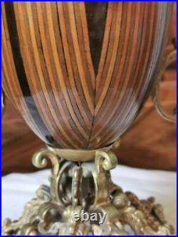 BOÎTE À PARFUMS EN FORME D'OEUF. BOIS ET BRONZE. FRANCE. XIXe SIÈCLE