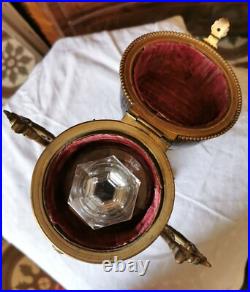 BOÎTE À PARFUMS EN FORME D'OEUF. BOIS ET BRONZE. FRANCE. XIXe SIÈCLE