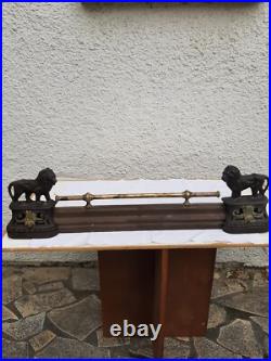 Barre de cheminée, lions en bronze amovibles à chaque extrémité, XIXe siècle Barre de cheminée, lions en bronze amovibles à chaque extrémité, XIXe siècle