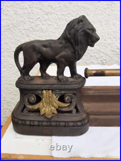 Barre de cheminée, lions en bronze amovibles à chaque extrémité, XIXe siècle Barre de cheminée, lions en bronze amovibles à chaque extrémité, XIXe siècle