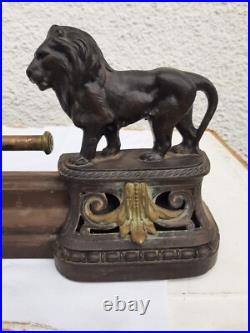 Barre de cheminée, lions en bronze amovibles à chaque extrémité, XIXe siècle Barre de cheminée, lions en bronze amovibles à chaque extrémité, XIXe siècle