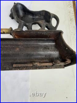 Barre de cheminée, lions en bronze amovibles à chaque extrémité, XIXe siècle Barre de cheminée, lions en bronze amovibles à chaque extrémité, XIXe siècle