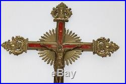 Belle croix de procession en bronze doré et laqué XIXe Siècle