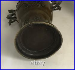 Belle paire de vases japonais en bronze à deux anses XIXe siècle / Époque Meiji