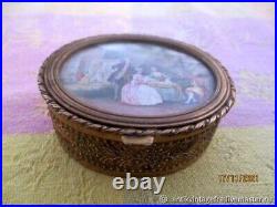 Boîte miniature ancienne Scène de vie gravure sur bronze XIX siècle Boîte miniature ancienne Scène de vie gravure sur bronze XIX siècle