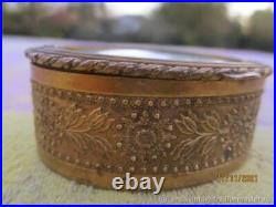 Boîte miniature ancienne Scène de vie gravure sur bronze XIX siècle Boîte miniature ancienne Scène de vie gravure sur bronze XIX siècle