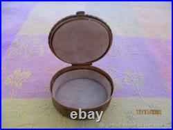 Boîte miniature ancienne Scène de vie gravure sur bronze XIX siècle Boîte miniature ancienne Scène de vie gravure sur bronze XIX siècle
