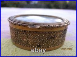Boîte miniature ancienne Scène de vie gravure sur bronze XIX siècle Boîte miniature ancienne Scène de vie gravure sur bronze XIX siècle