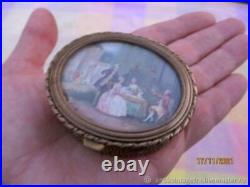 Boîte miniature ancienne Scène de vie gravure sur bronze XIX siècle Boîte miniature ancienne Scène de vie gravure sur bronze XIX siècle