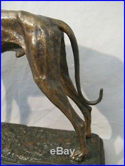Bronze lévrier signé Alfred Dubucand époque XIX ème siècle. Hauteur 30,5 cm