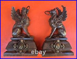 Chenet Cheminée fonte de fer et bronze Statue lions ailés XIX siècle Griffons
