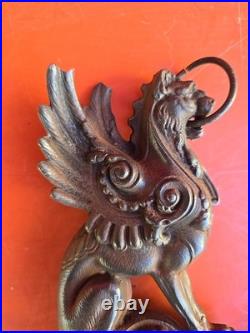 Chenet Cheminée fonte de fer et bronze Statue lions ailés XIX siècle Griffons