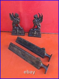 Chenet Cheminée fonte de fer et bronze Statue lions ailés XIX siècle Griffons