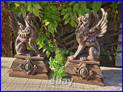 Chenet Cheminée fonte de fer et bronze Statue lions ailés XIX siècle Griffons