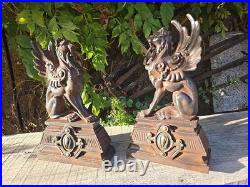 Chenet Cheminée fonte de fer et bronze Statue lions ailés XIX siècle Griffons