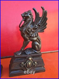 Chenet Cheminée fonte de fer et bronze Statue lions ailés XIX siècle Griffons